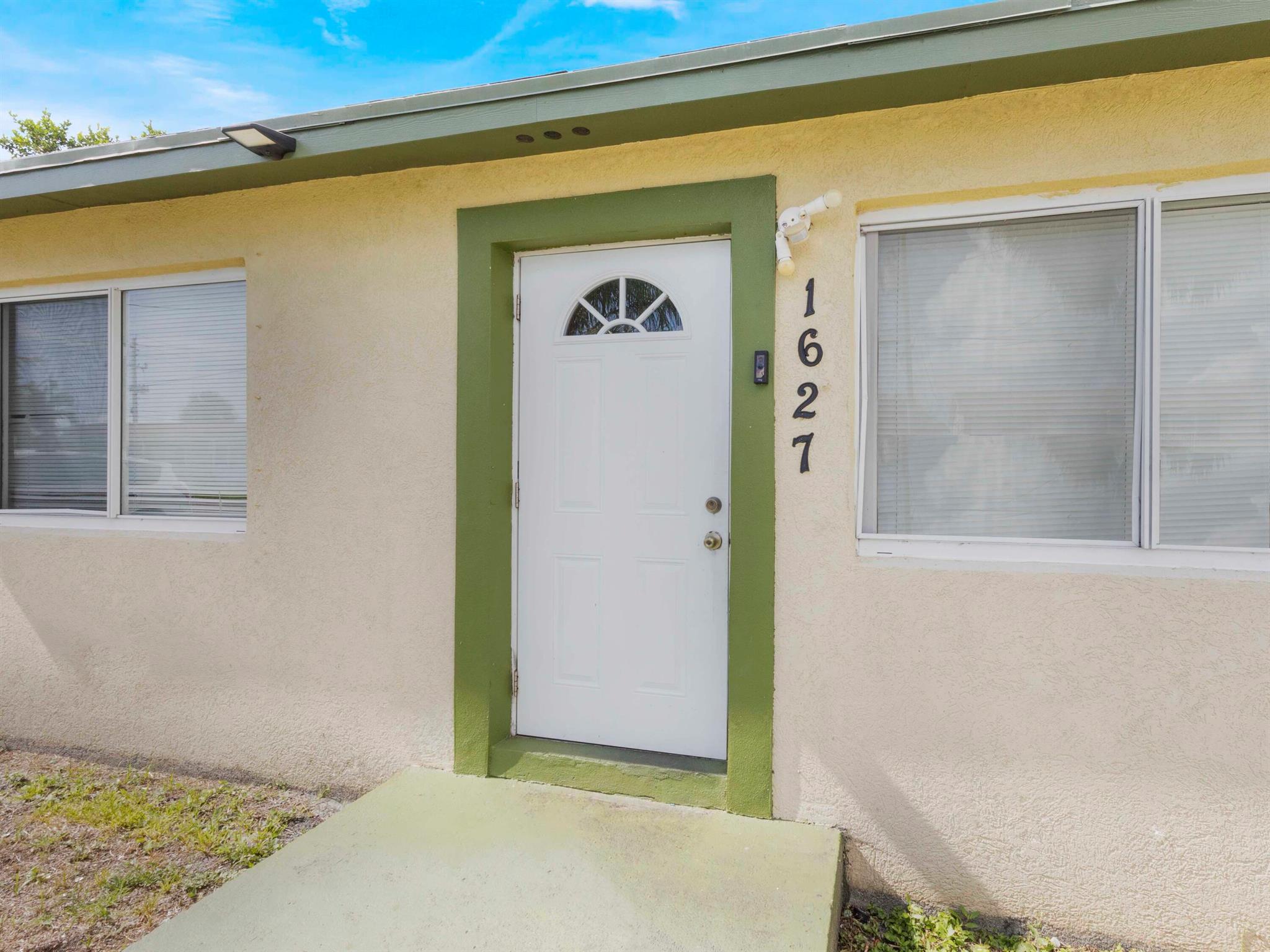 1627 W 26th Court