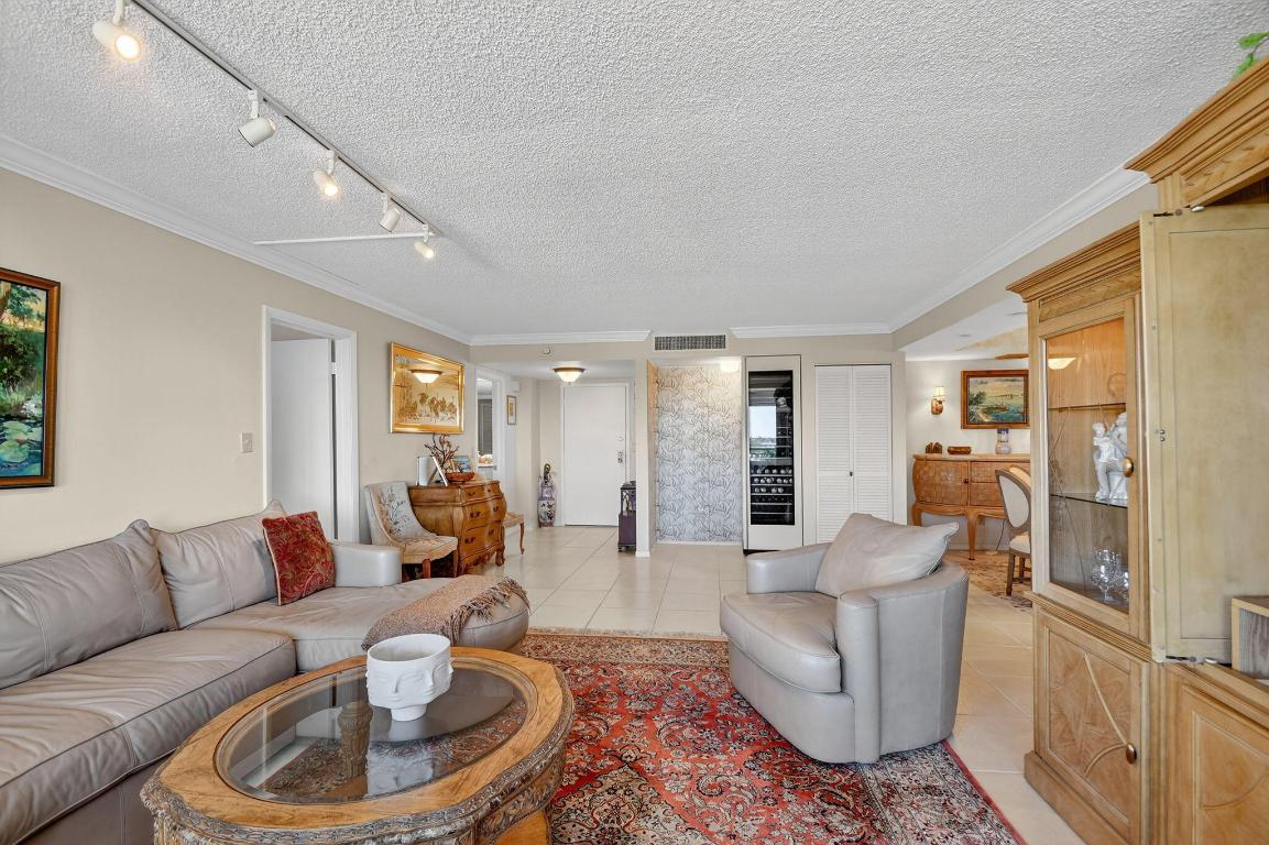 MAYFAIR HOUSE CONDO - Residential