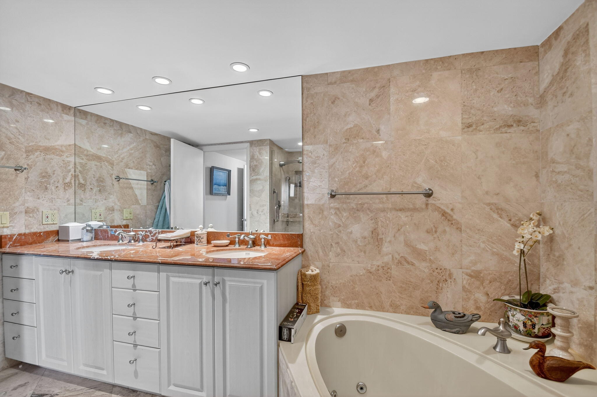 MAYFAIR HOUSE CONDO - Residential