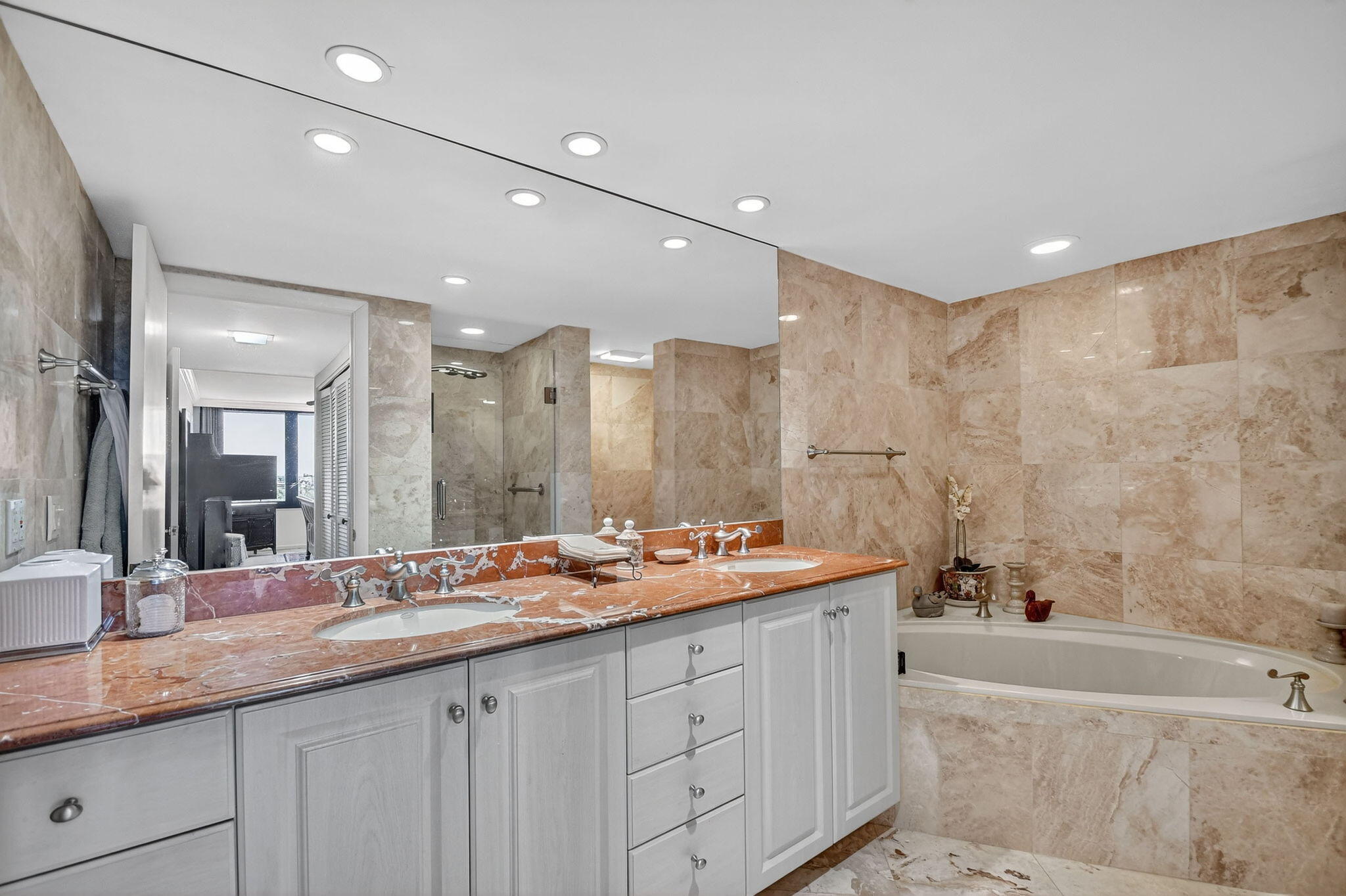 MAYFAIR HOUSE CONDO - Residential