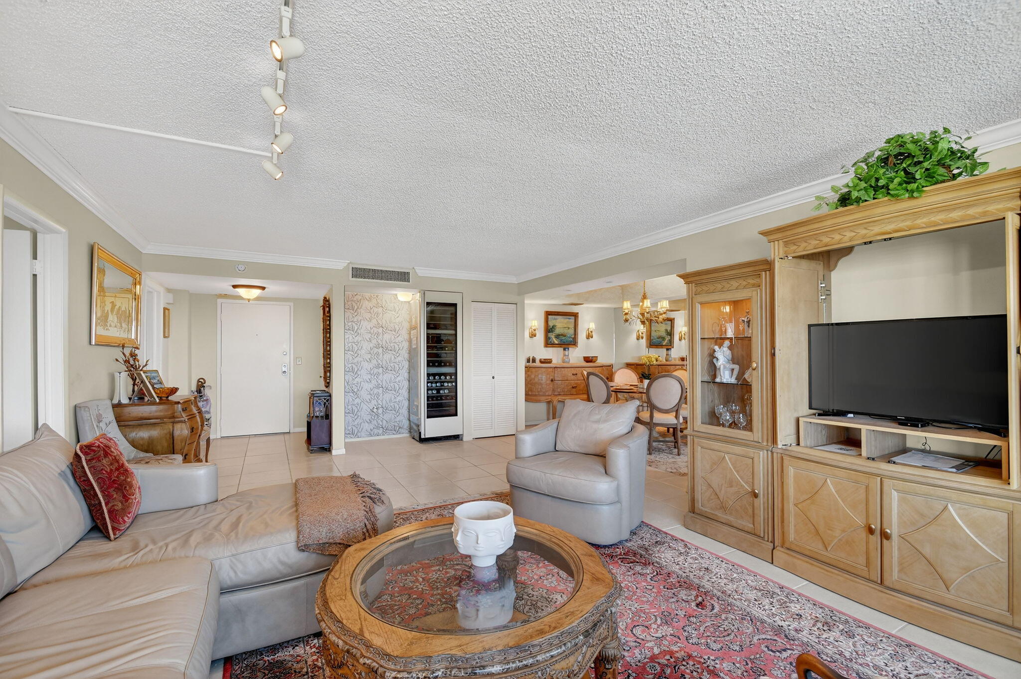 MAYFAIR HOUSE CONDO - Residential