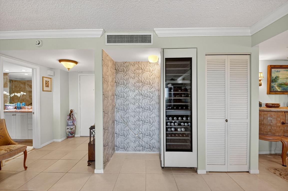 MAYFAIR HOUSE CONDO - Residential