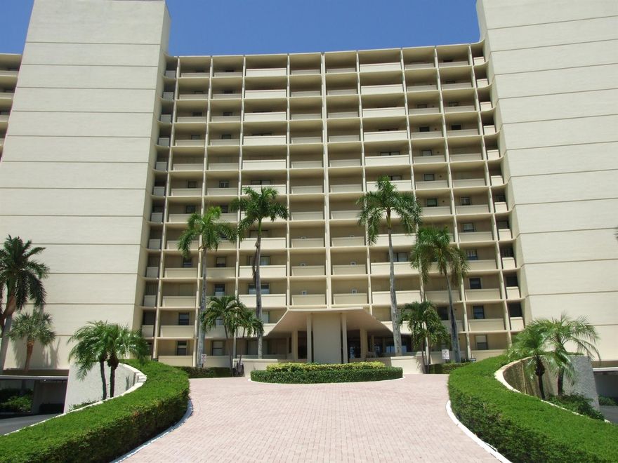 WHAT A VIEW! This 2 bedroom 2 bath condo with the million dollar view is ready to be updated for the new owner. Just a little TLC and this unit will be the place people talk about. Water views, boats drifting by, fish jumping out of the water. A dream coming true. Motivated seller looking to pass on this opportunity to the next visionary. Call for your private viewing.Quay North is a 13 story building with 178 units of one, two and three bedroom apartments. The condominium is one of seven associations located in Old Port Cove, a gated community. Each owner has a covered parking space and access to a new fitness center with showers and saunas, a heated waterfront pool and a large social room with a library/card room shared with Quay South.