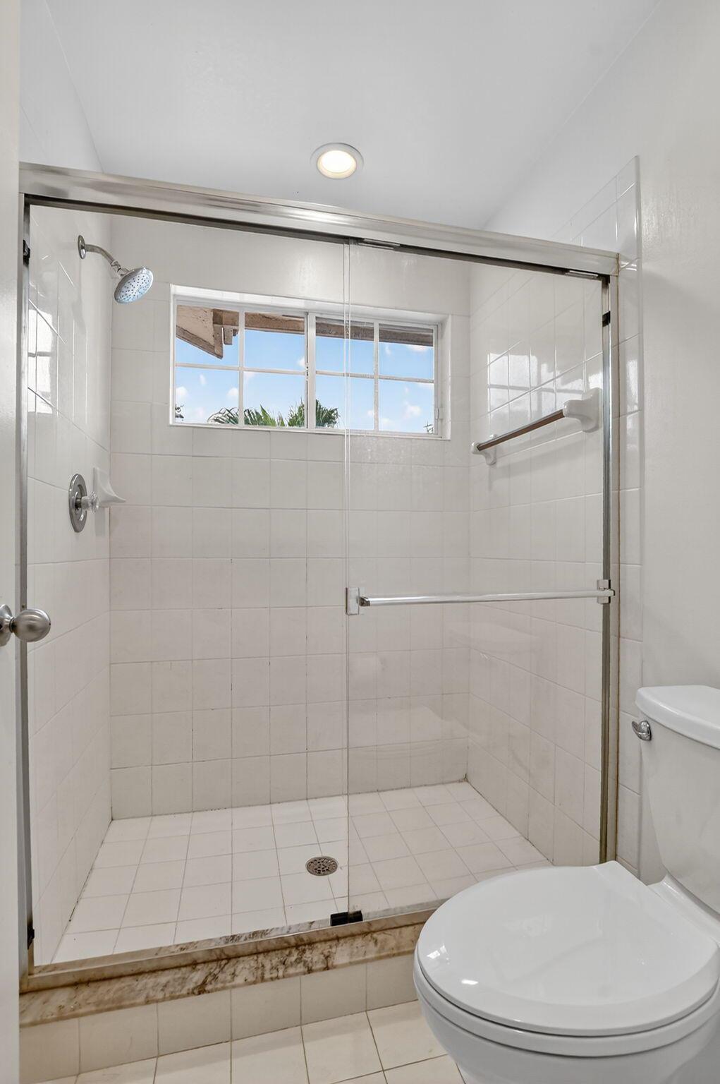 LAUREL POINTE - Residential