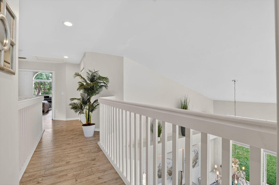 LAUREL POINTE - Residential