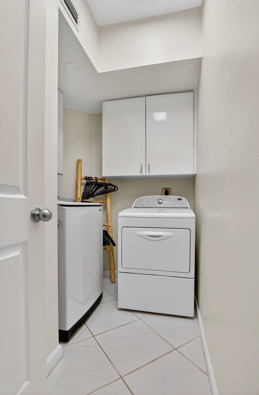 LAUREL POINTE - Residential