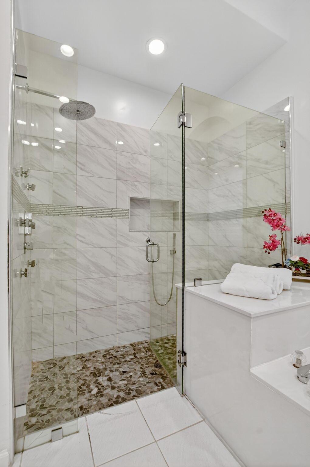 LAUREL POINTE - Residential