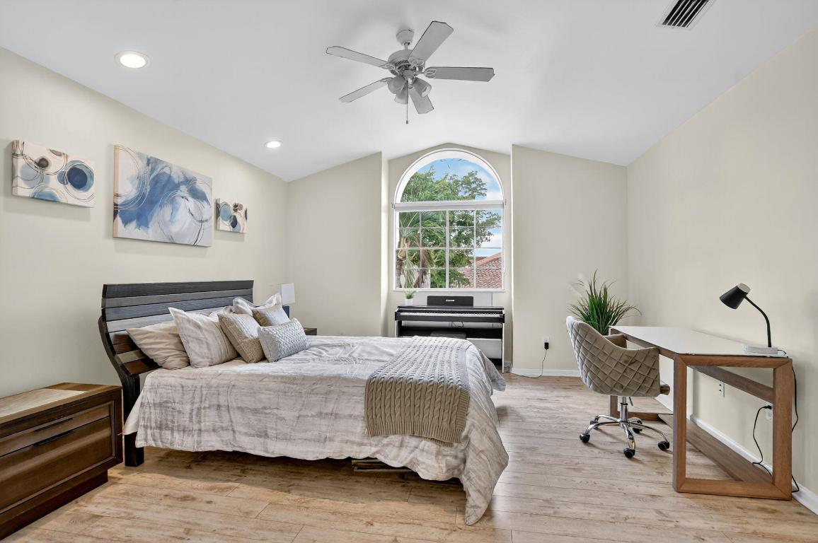 LAUREL POINTE - Residential