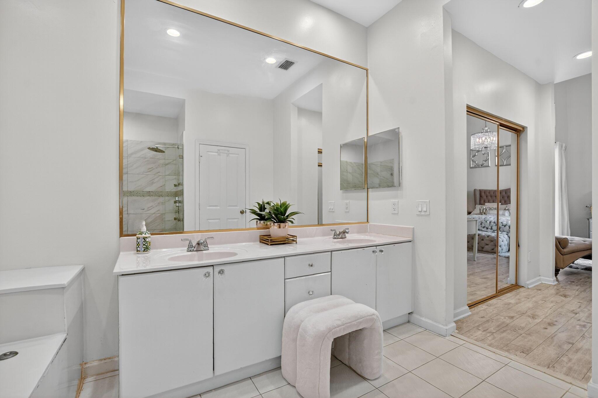 LAUREL POINTE - Residential