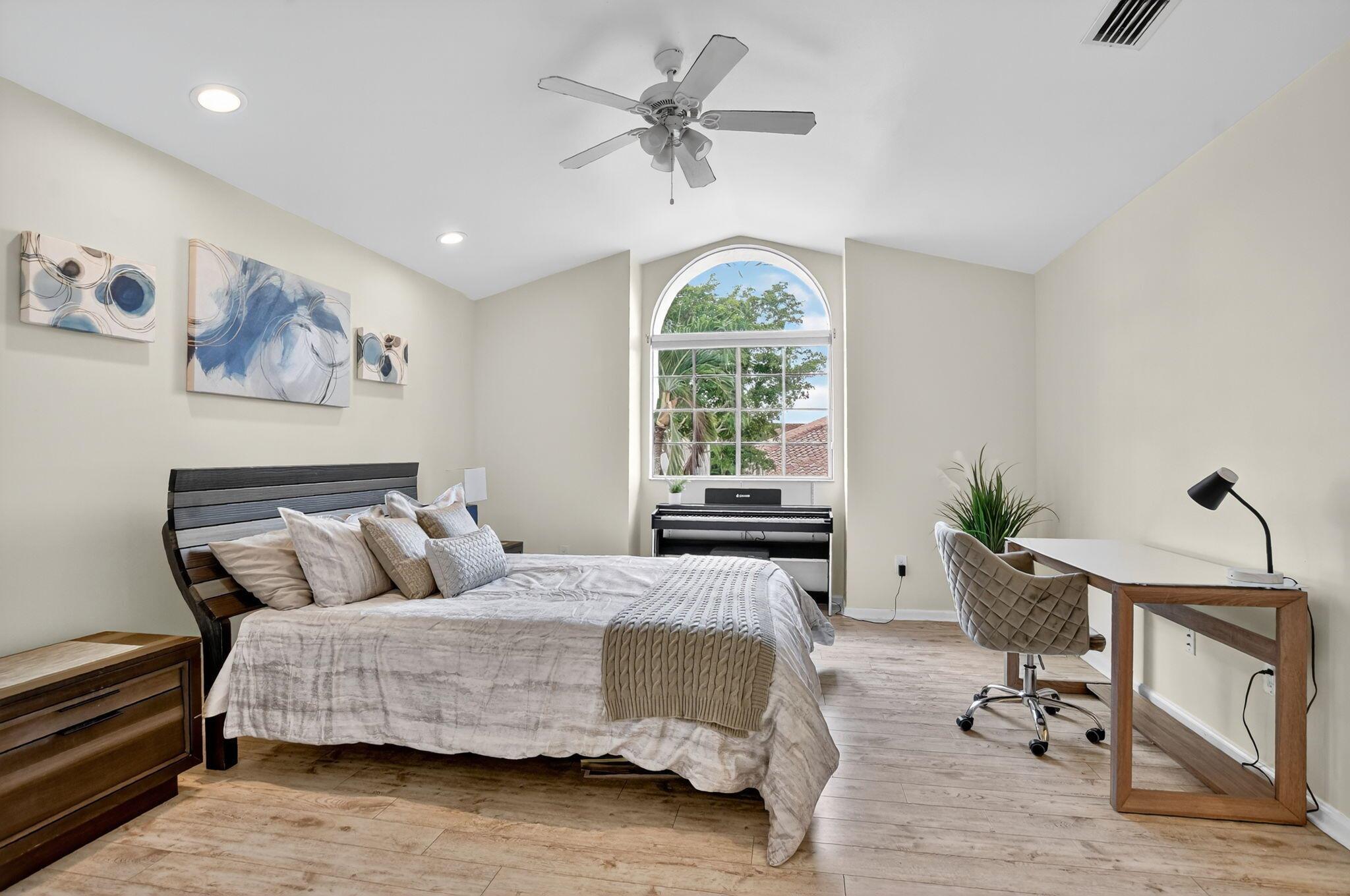 LAUREL POINTE - Residential