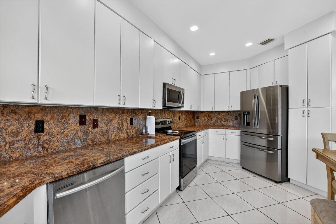 LAUREL POINTE - Residential