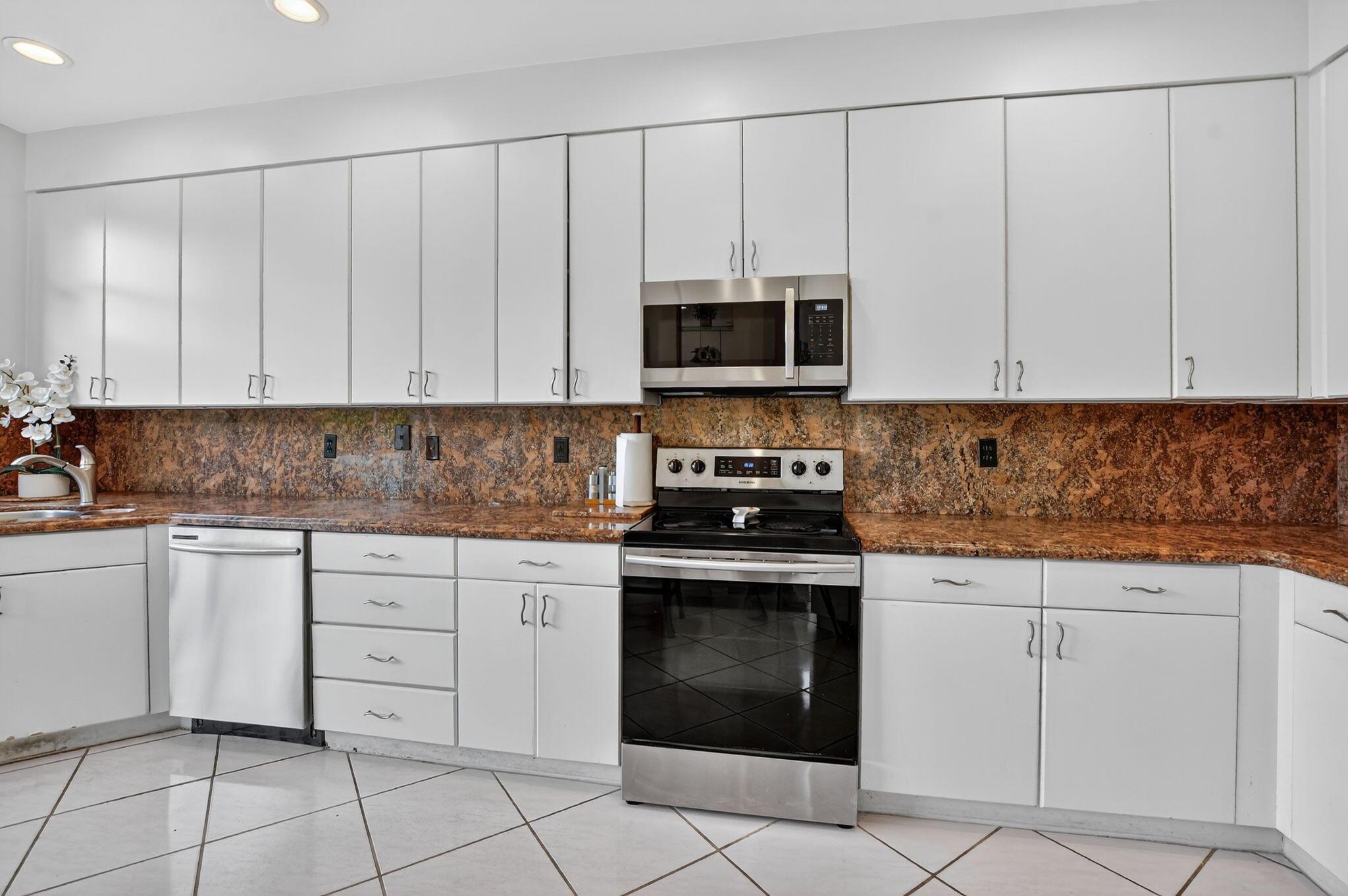 LAUREL POINTE - Residential