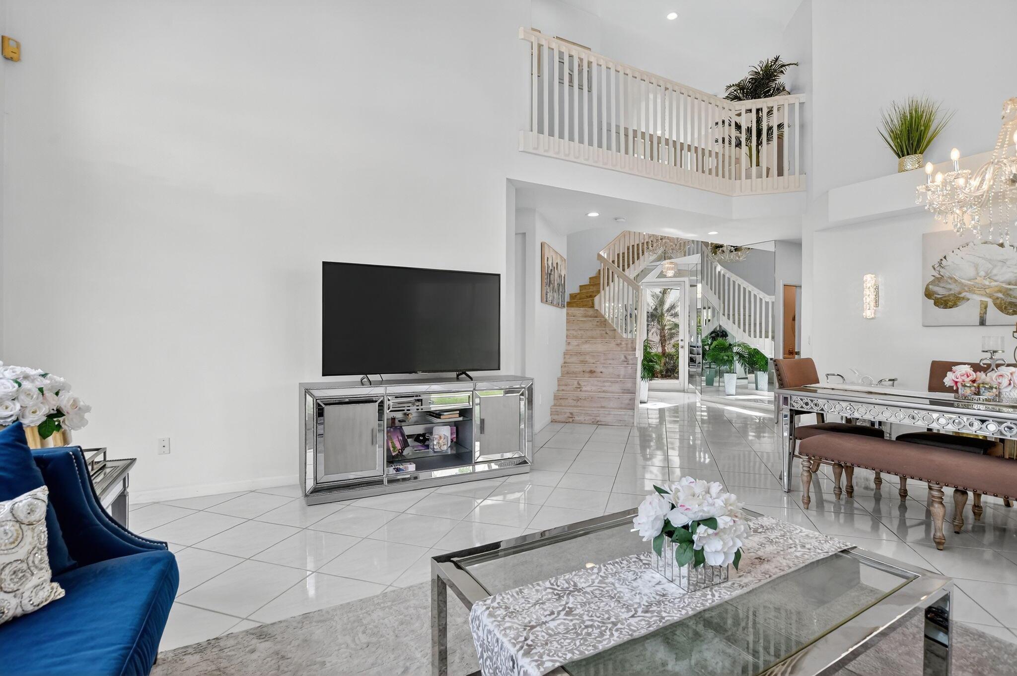 LAUREL POINTE - Residential