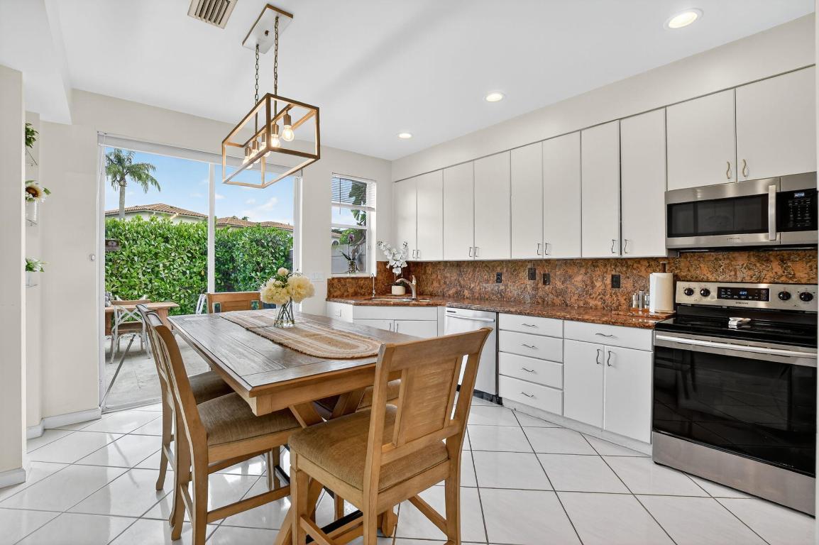 LAUREL POINTE - Residential