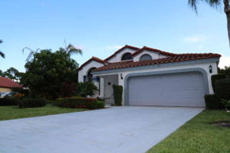 Beautiful 2 bedroom 2 bath with a large den that is currently being used as a quest bedroom.  Can be an office as well.  This home is locate in  beautiful River Bridge.  The home has an open floor plan great for entertaining. Formal living area and family room.  Large screened in patio, large back yard, with a beautiful gazebo.