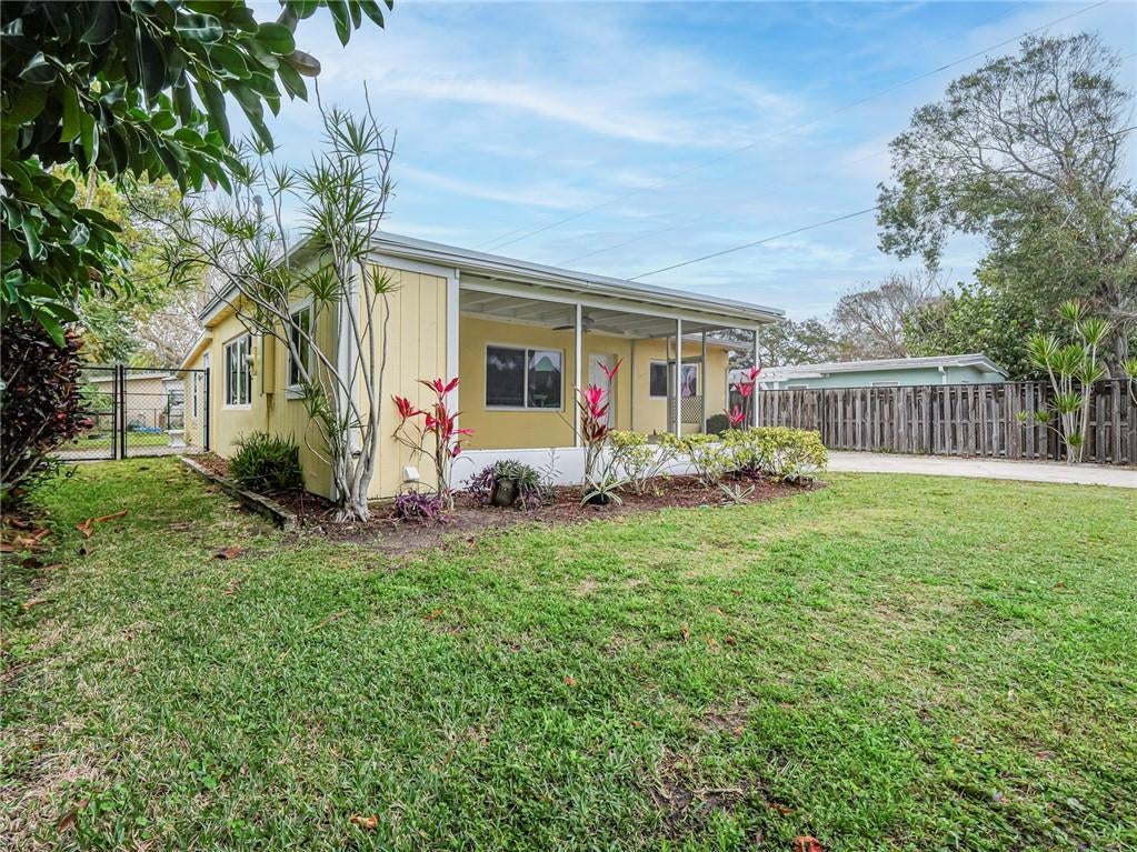 Photo of 1465 6th Avenue, Vero Beach, FL 32960 (MLS # R11114710)