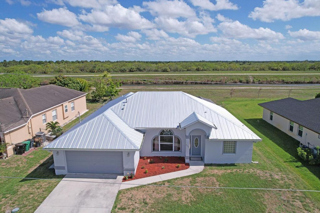 Photo of 516 SW Bradshaw Circle, Port Saint Lucie, FL 34953 (MLS # R10993420)