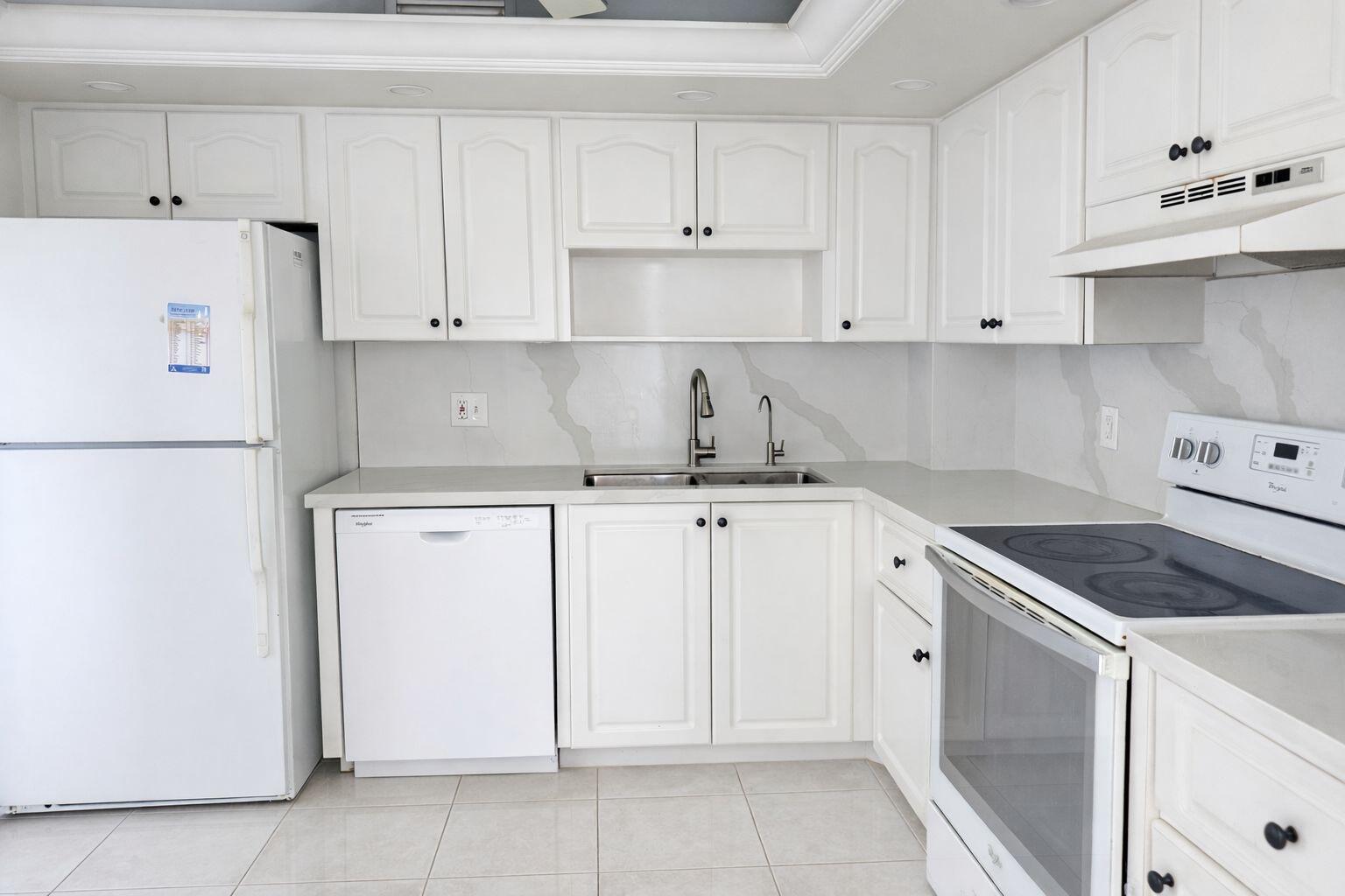 EMERALD HILLS C C APTS CONDO - Residential Lease