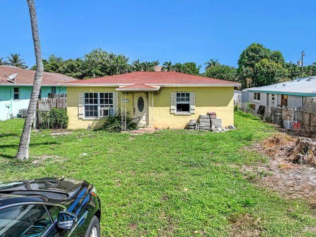 Photo of 245 NE 11th Street NE, Delray Beach, FL 33444 (MLS # R11119154)