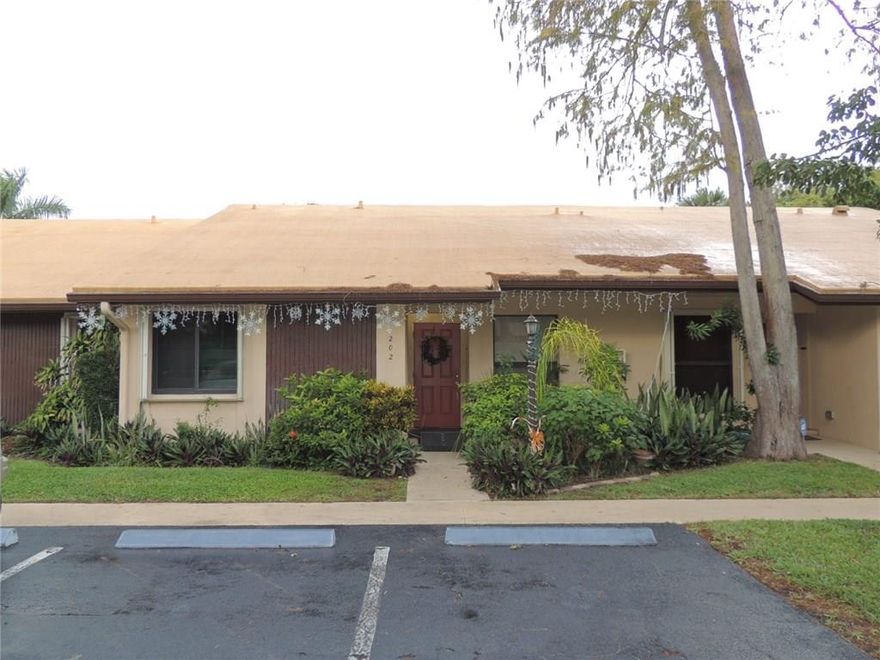 Cozy 2 Bedroom 2 bathroom villa. Ample fenced yard with screened patio great for entertainment. Vaulted ceilings. Laminate wood floors in living room and bedrooms. Spacious master bathroom with separate vanity. Utility closet in unit. Conveniently located close to major highways and shops.  This is a Fannie Mae Homepath Property.