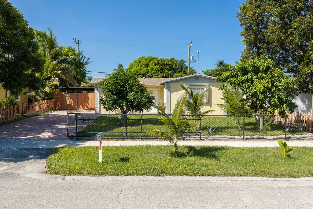 Photo of 171 NE 28TH Court, Boynton Beach, FL 33435 (MLS # B26076204)