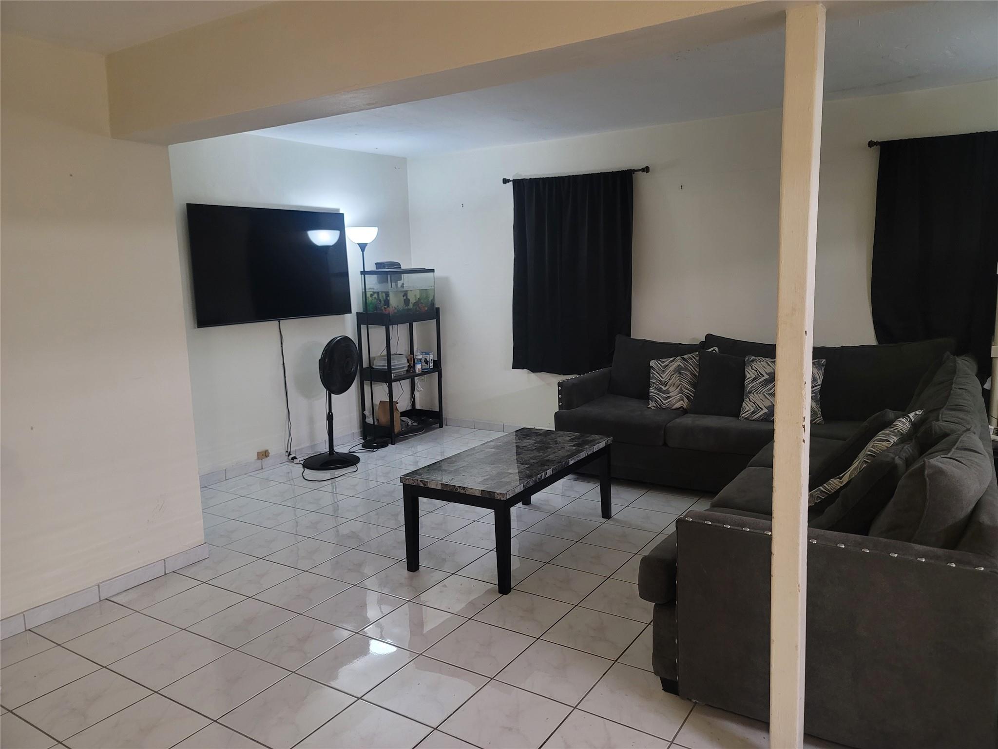 18712 NW 23rd Ct, Miami Gardens, FL, 33056/$450,000 4 18712 NW 23rd Ct