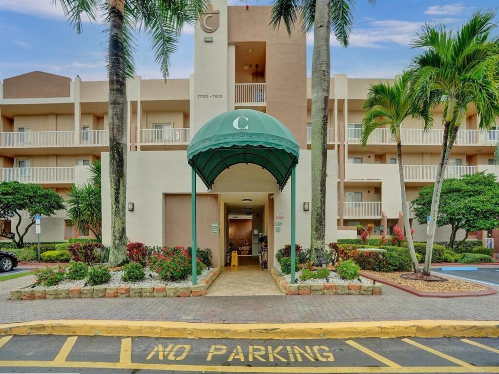 Lakefront 2/2 second floor unit in coveted Granville C Condo at Kings Point in Tamarac. Immediate lease allowed! Open concept living space with tile floors throughout. Kitchen opens to dining with breakfast area for casual meals. Primary bed offers ensuite bath and large walk-in closet for ample storage. Dedicated laundry room with w/d hook-up. New HVAC. Screened balcony accessible from bedroom or living. Tranquil wide water views. Two manned guard gates afford added security. Granville sates HOPA. No minimum income or credit score requirement. Resort amenities and courtesy bus transportation.
