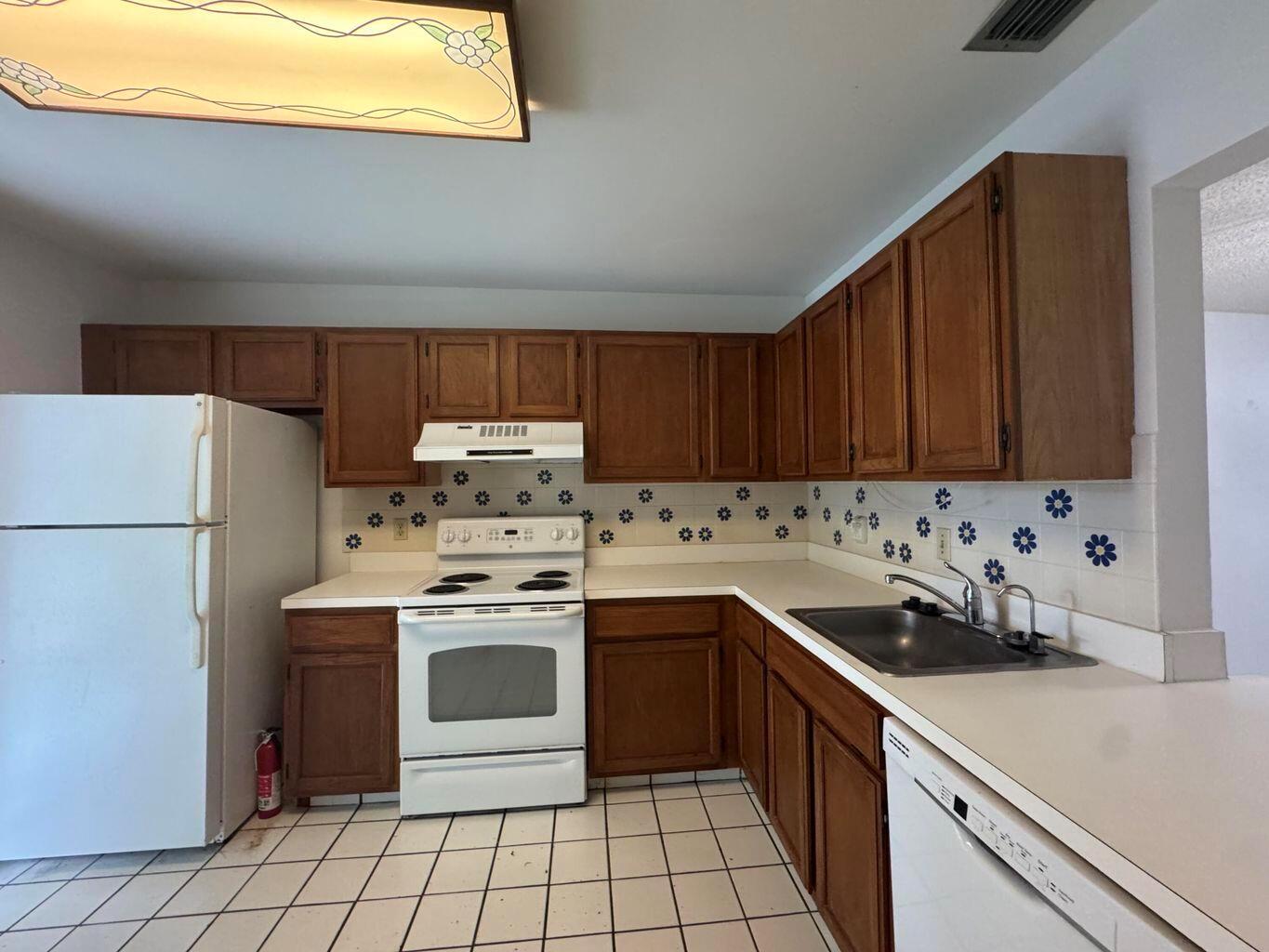 STRATHMORE GATE WEST UNIT - Residential