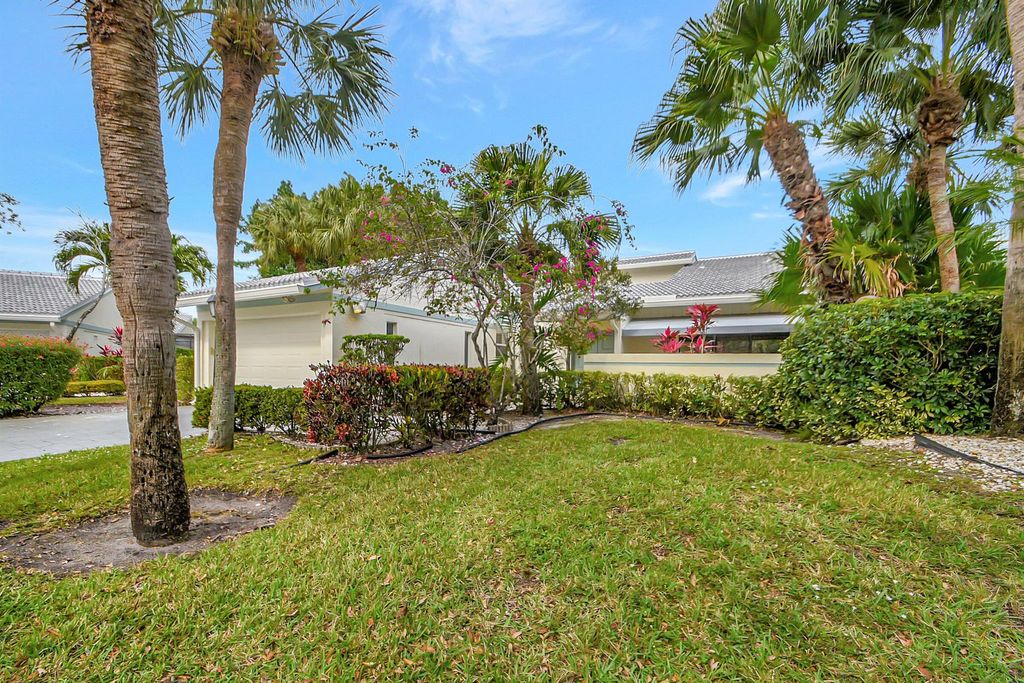 Photo of 19 Cambridge Drive, Boynton Beach, FL 33436 (MLS # R10958921)