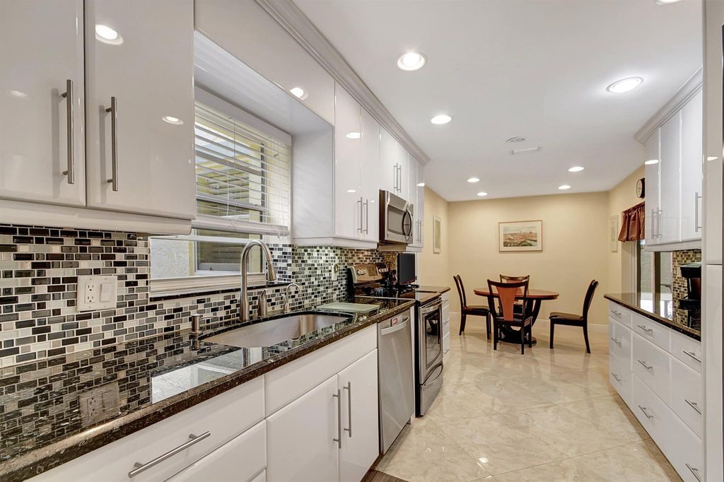 Photo of 19 Cambridge Drive, Boynton Beach, FL 33436 (MLS # R10958921)