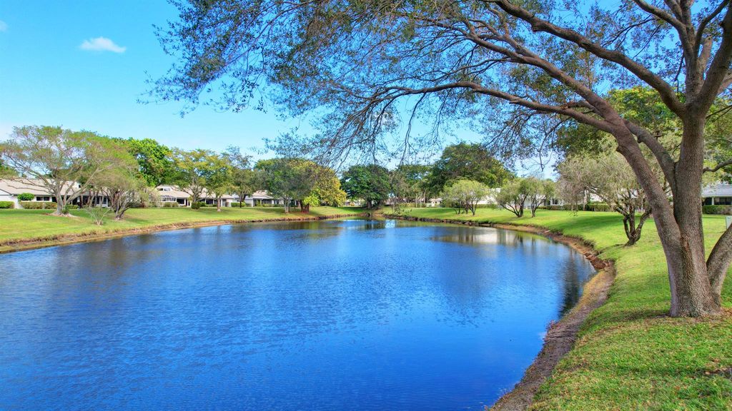 Photo of 19 Cambridge Drive, Boynton Beach, FL 33436 (MLS # R10958921)