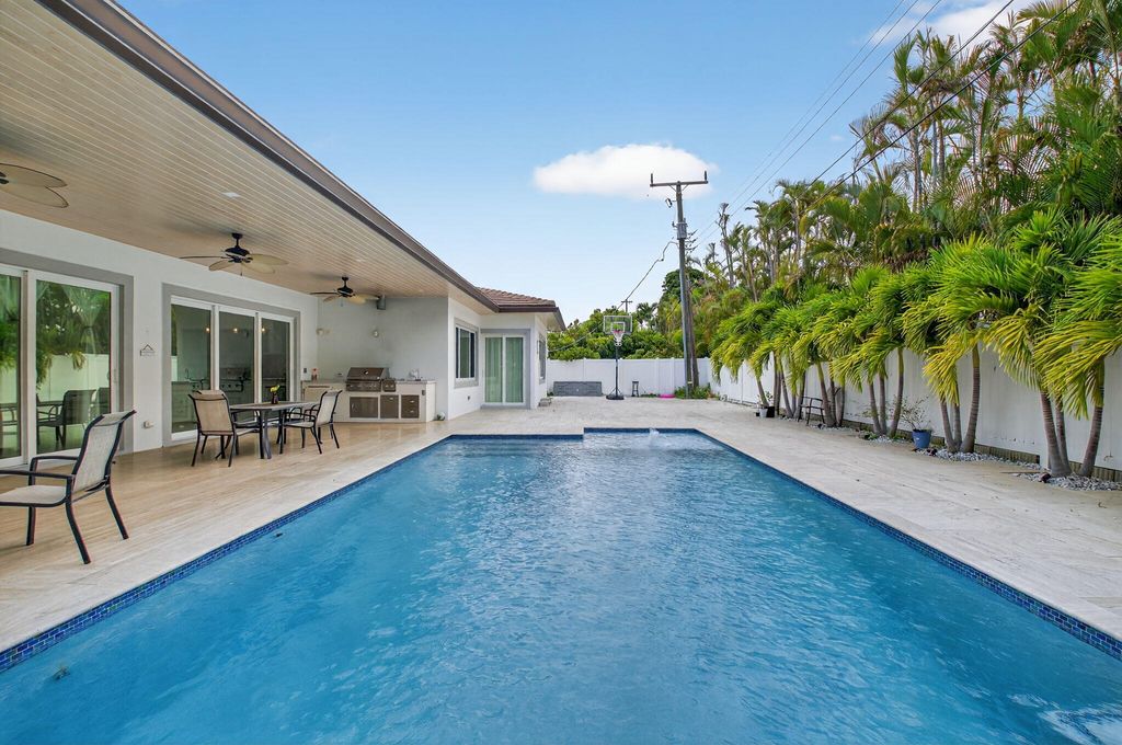 Photo of 711 NE 6th Street, Boca Raton, FL 33432 (MLS # B26024161)