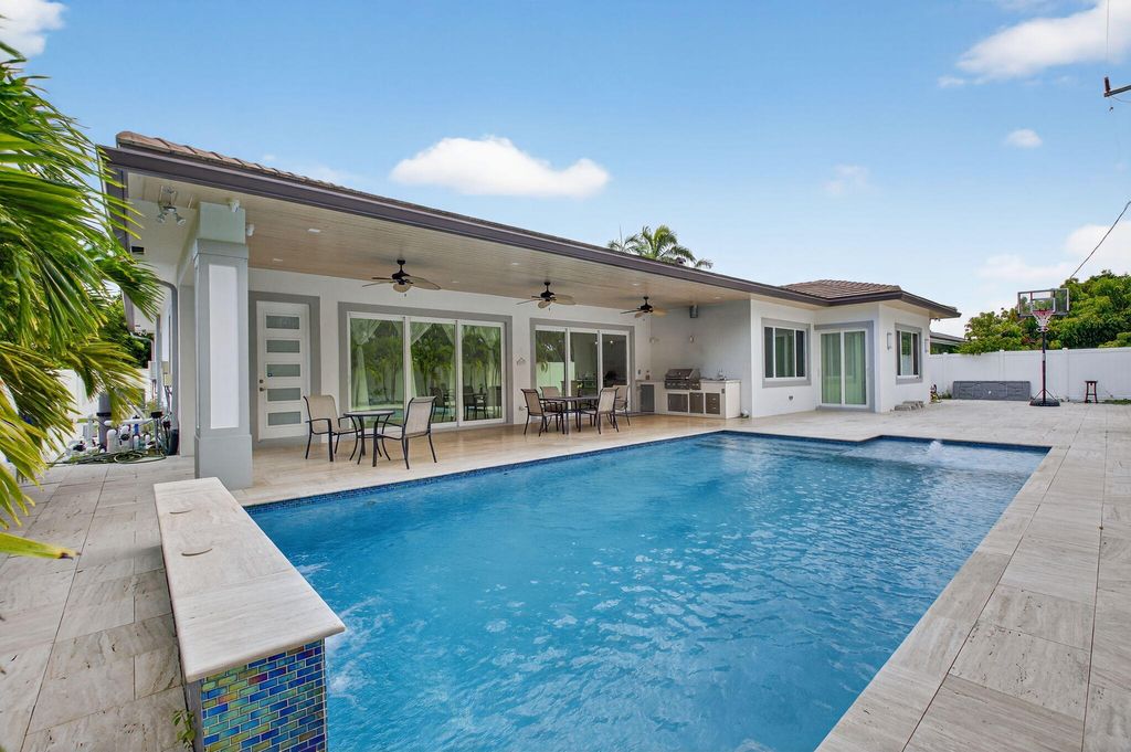 Photo of 711 NE 6th Street, Boca Raton, FL 33432 (MLS # B26024161)
