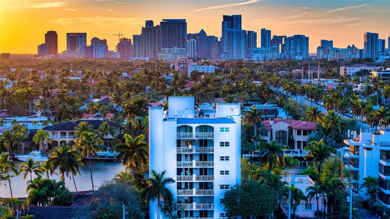 THE VILLAS OF SUNSET LAKE - Residential