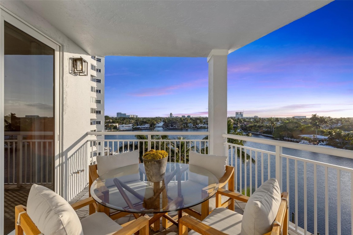 THE VILLAS OF SUNSET LAKE - Residential