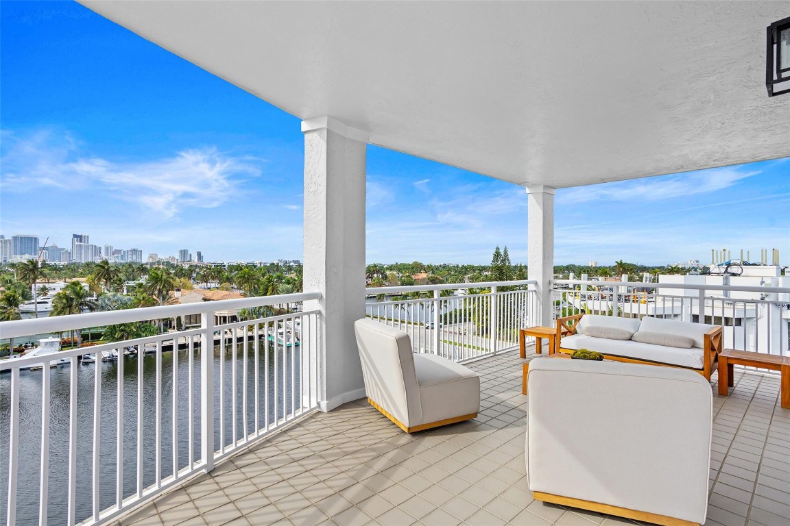 THE VILLAS OF SUNSET LAKE - Residential