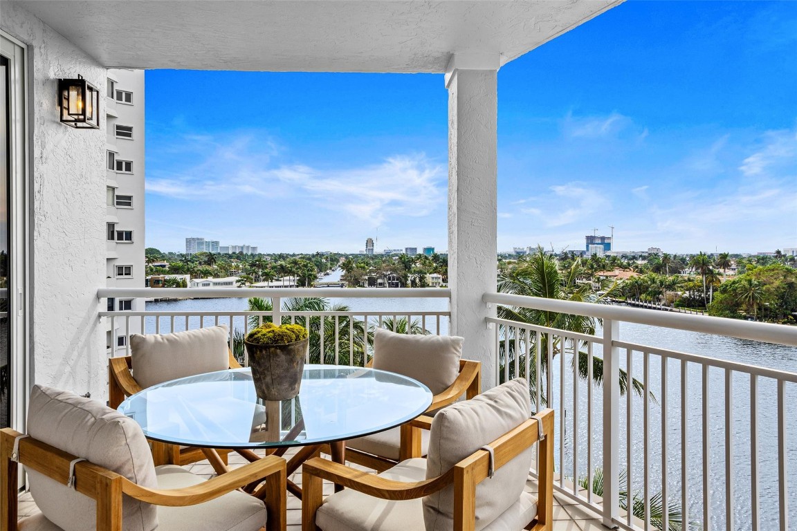 THE VILLAS OF SUNSET LAKE - Residential