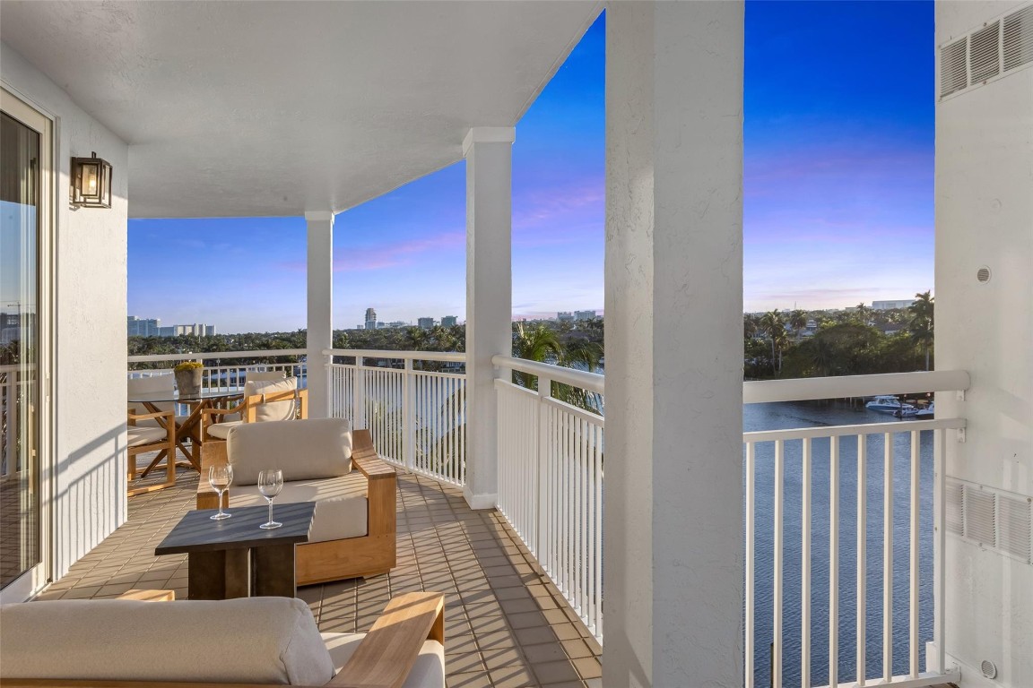 THE VILLAS OF SUNSET LAKE - Residential