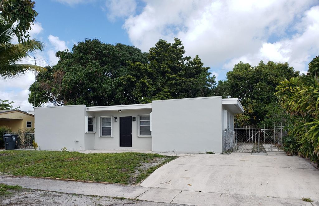 Photo of 427 Pensacola Drive Dr, Lake Worth Beach, FL 33462 (MLS # R10794340)