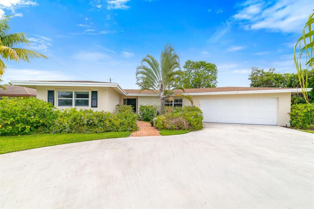 Photo of 1310 SW 25th Place, Boynton Beach, FL 33426 (MLS # R10725342)