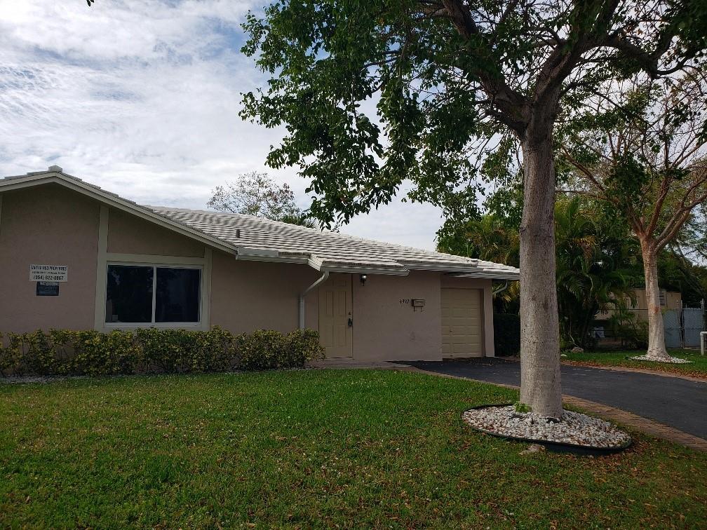 Updated 3 bedroom 2 bath unit. Hurricane windows and doors. Unit has full washer and dryer. Huge kitchen with granite countertops , great room floor plan.