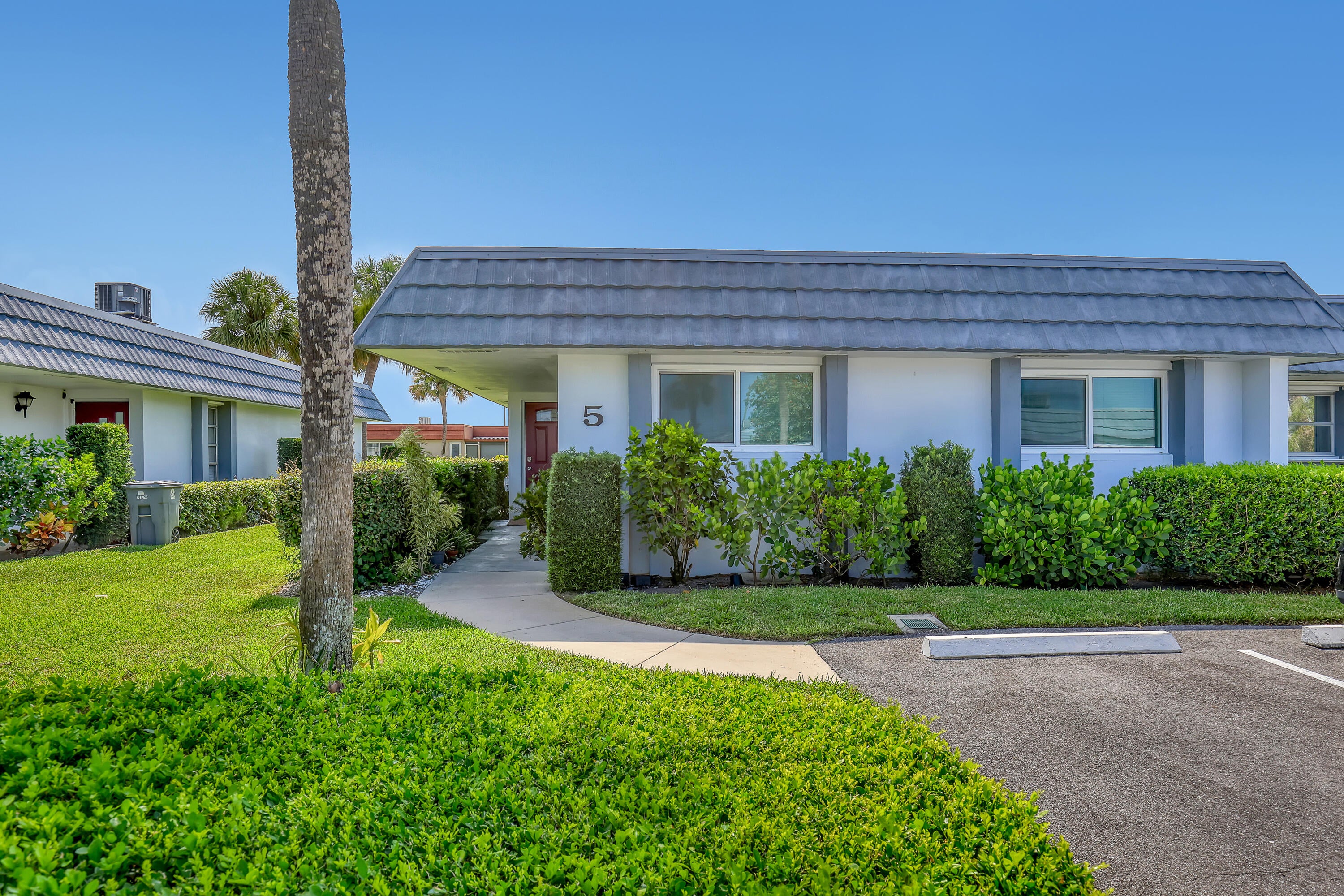 2886 Fernley Drive E