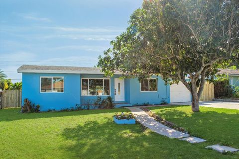 2017 Collier Avenue Lake Worth FL 33461