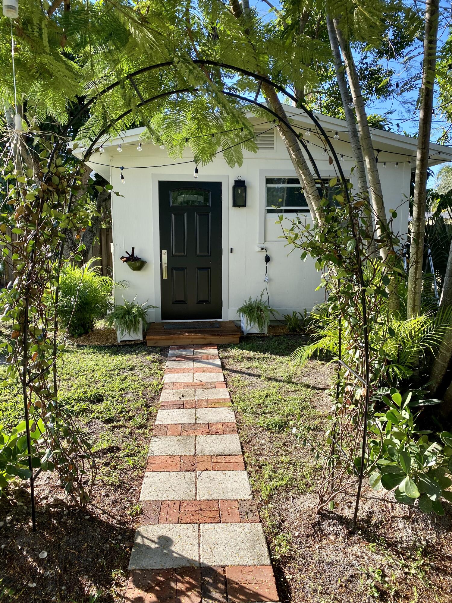 This charming studio cottage is perfect for a visit to West Palm Beach! Close to the beaches on singer island, fishing, boating, and only 6 miles to downtown. The unit comes furnished with a large closet for storage. The kitchen include a refrigerator and coffee maker for convenience. Enjoy this quiet historic neighborhood during your seasonal stay!
