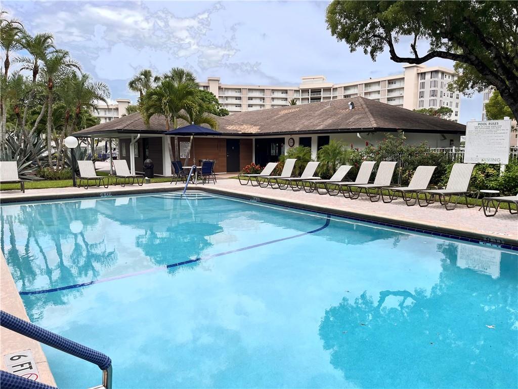 PALM-AIRE COUNTRY CLUB - Residential