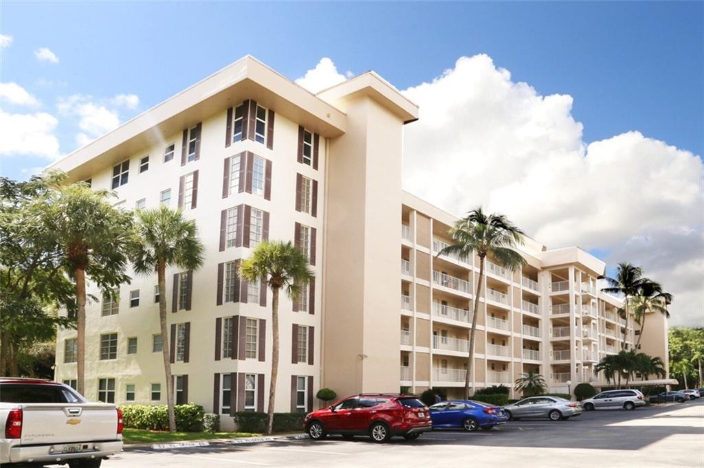 PALM-AIRE COUNTRY CLUB - Residential