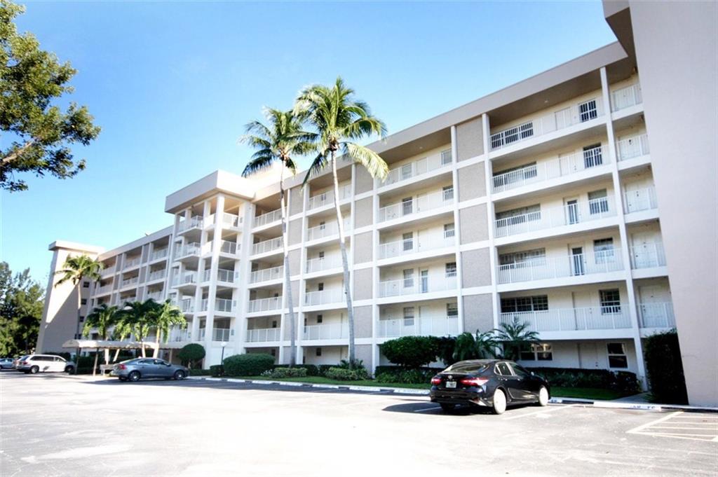 PALM-AIRE COUNTRY CLUB - Residential
