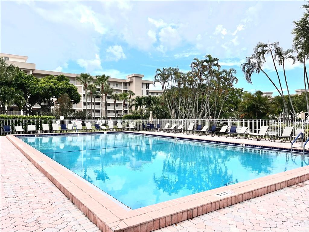 PALM-AIRE COUNTRY CLUB - Residential