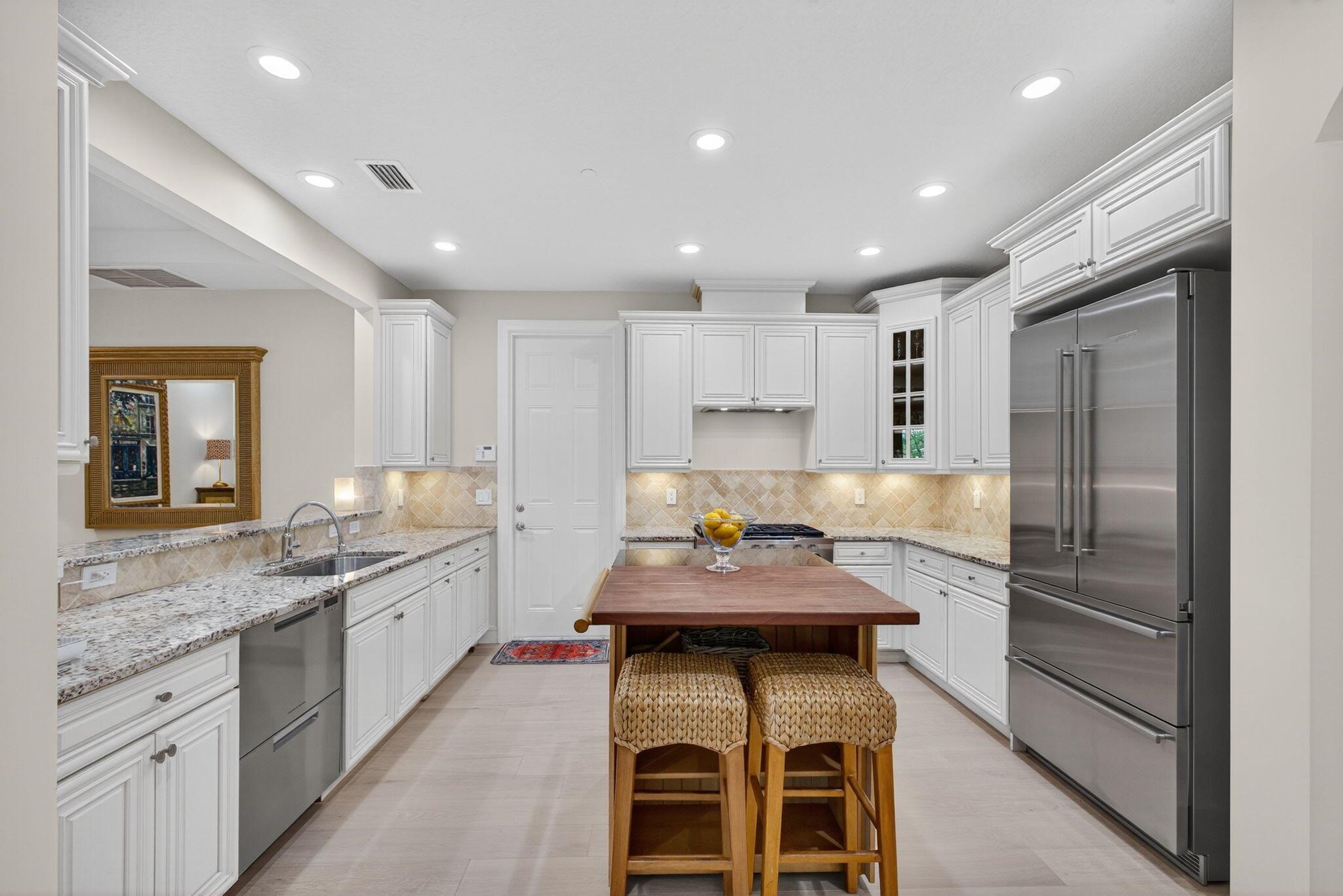 CARRIAGE HOMES AT FRENCHM - Residential