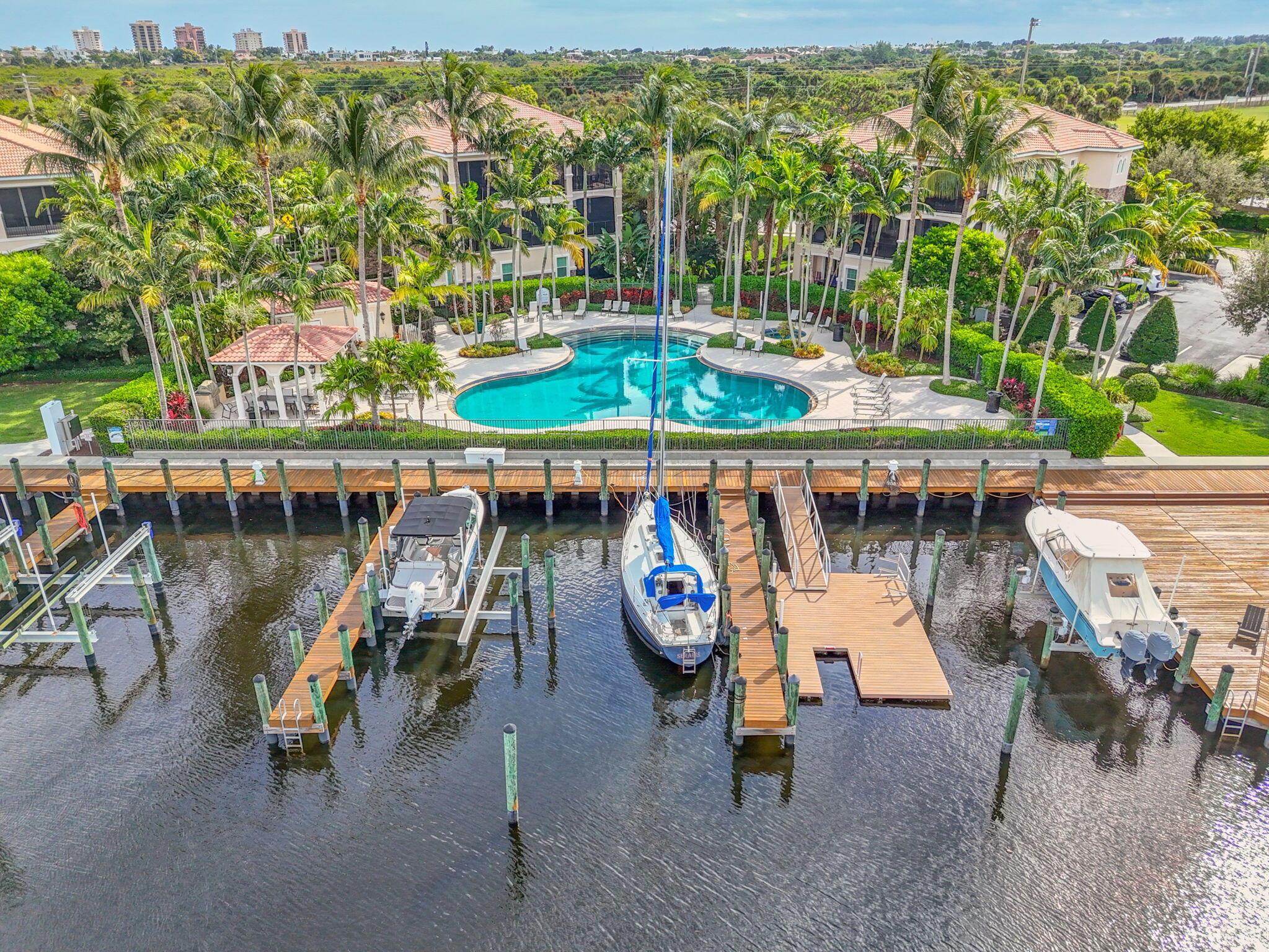 CARRIAGE HOMES AT FRENCHM - Residential